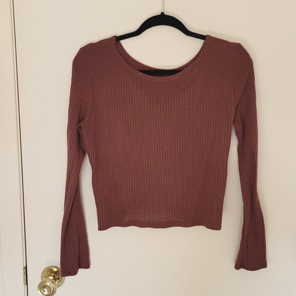 Very soft like new cropped fitted long sleeve with a knot on the back.